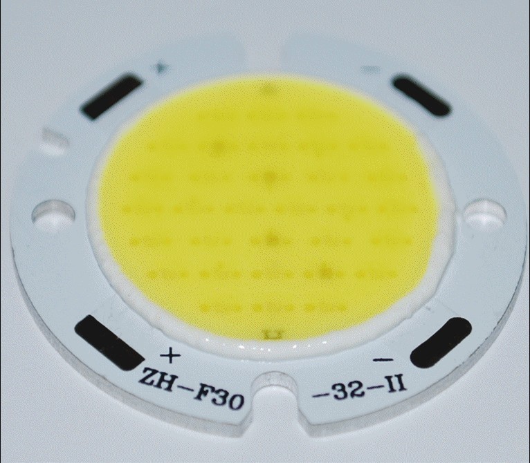 یک نمونه COB LED گرد. چیپ های LED به خوبی دیده می شوند