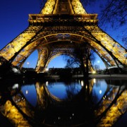 نمای پایین نورپردازی برج ایفل پاریس